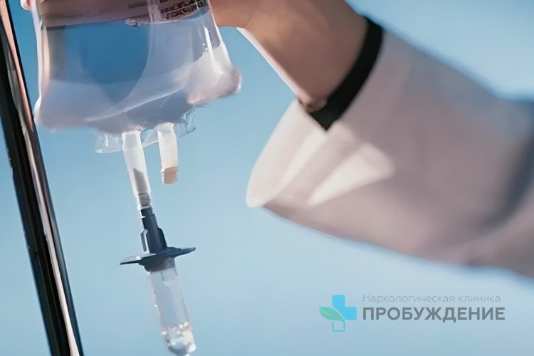 капельница и рука доктора крупным планом